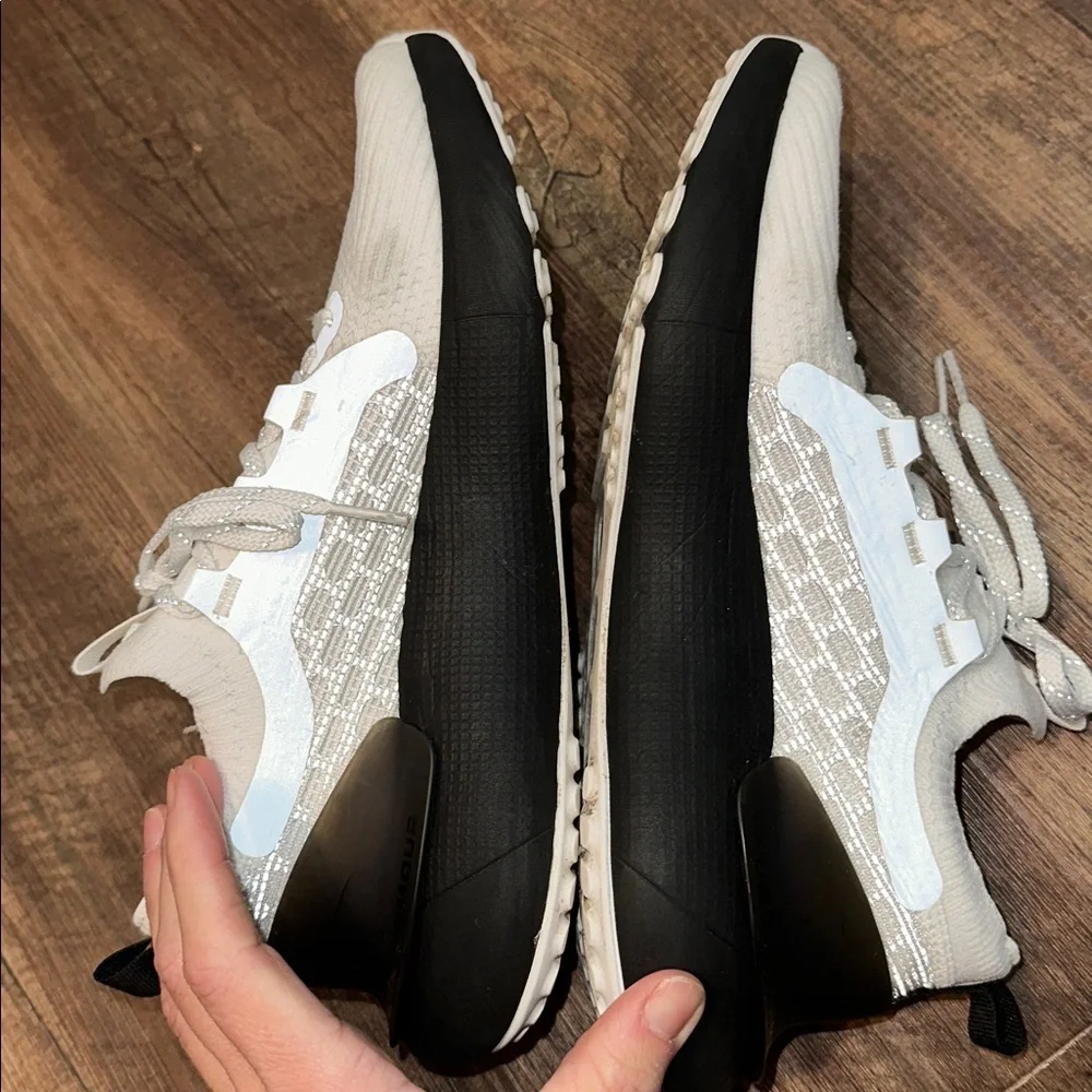 Under Armour HOVR Phantom 3 SE‎ Woman's Size 8.5 White and Black EEUC
